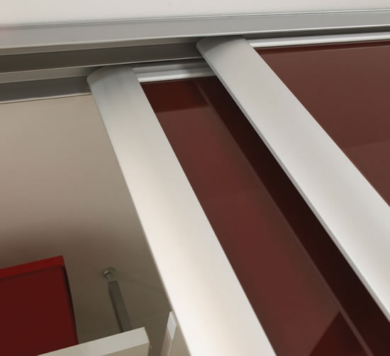 Maxima Detail - Aluminium Frame - Red Glass Panels