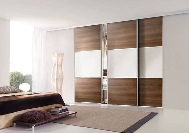 64260001.jpg 3 Doors in 3 Panel Wideline (Walnut & Arctic White Glass)